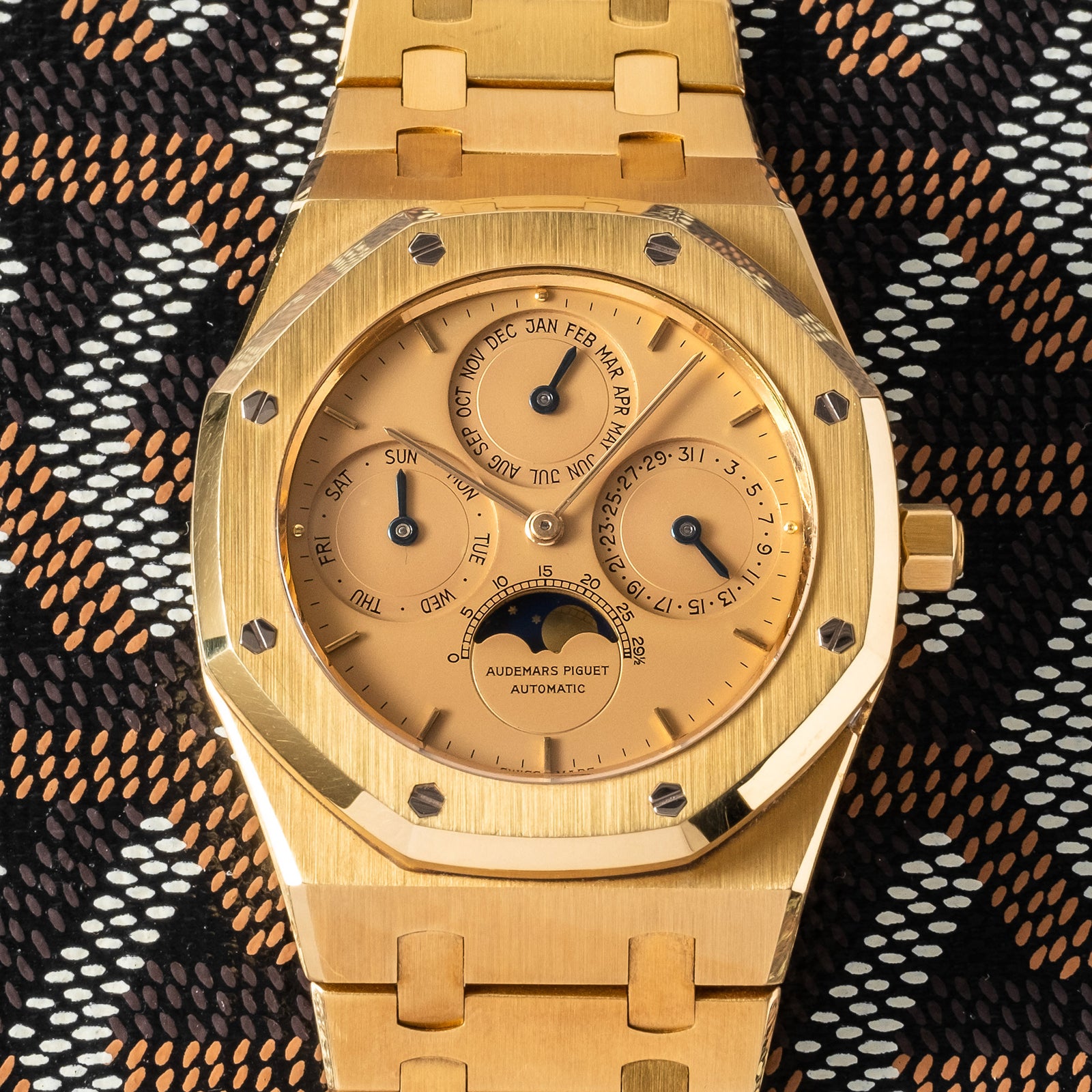 The 18k yellow gold Royal Oak Perpetual Calendar 25654BA